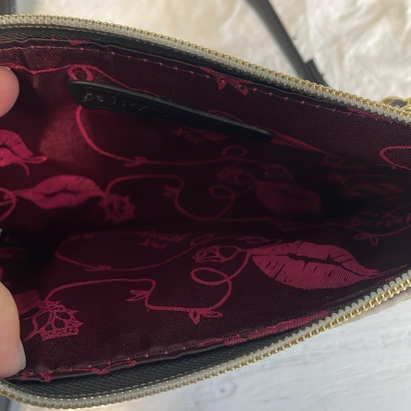 Betsey Jonson purse used flawed Stylish Black and White Striped Women's Bag - Picture 4 of 7